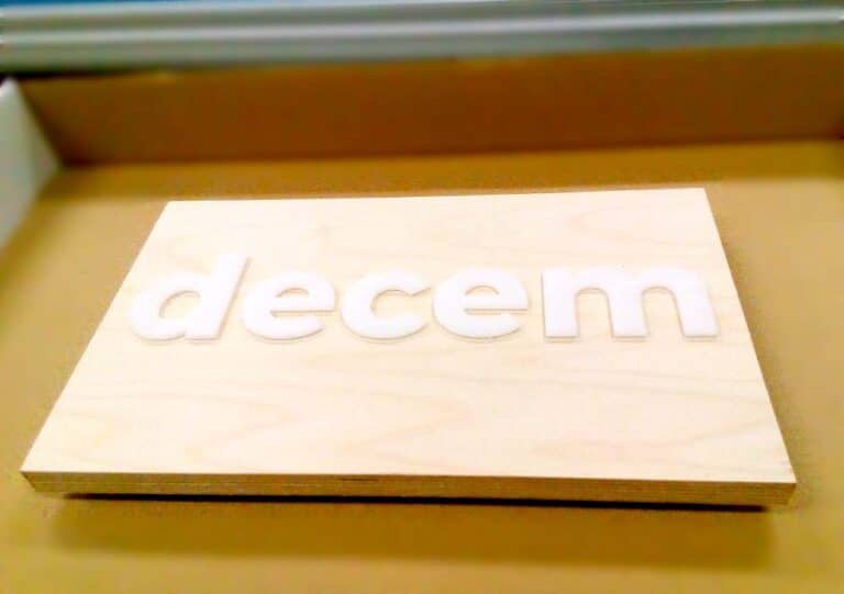 Anuncios de madera para una comunicación natural