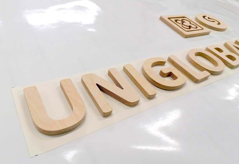 Letras corpóreas de madera mediante fresadora CNC
